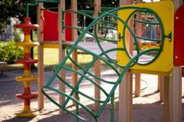 На детских площадках Новочебоксарска нашли многочисленные нарушения